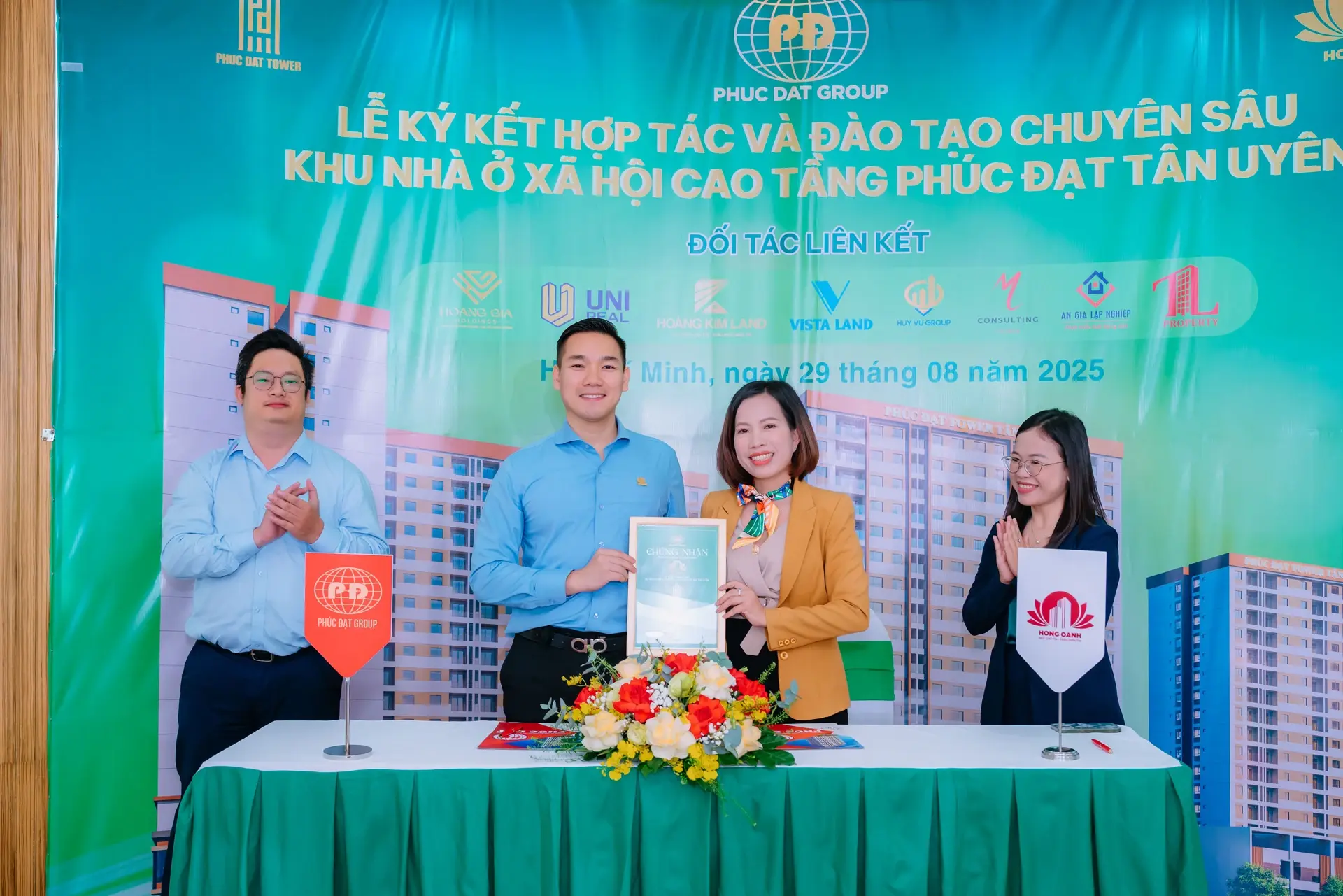 Lễ ký kết hợp tác giữa Phúc Đạt group và Địa Ốc Hồng Oanh