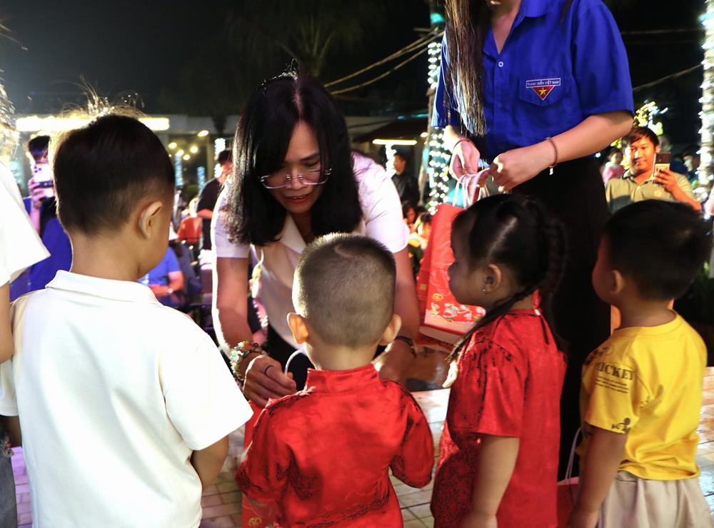 Rộn ràng Trung thu, ấm áp yêu thương cùng thiếu nhi ấp Bố Lá