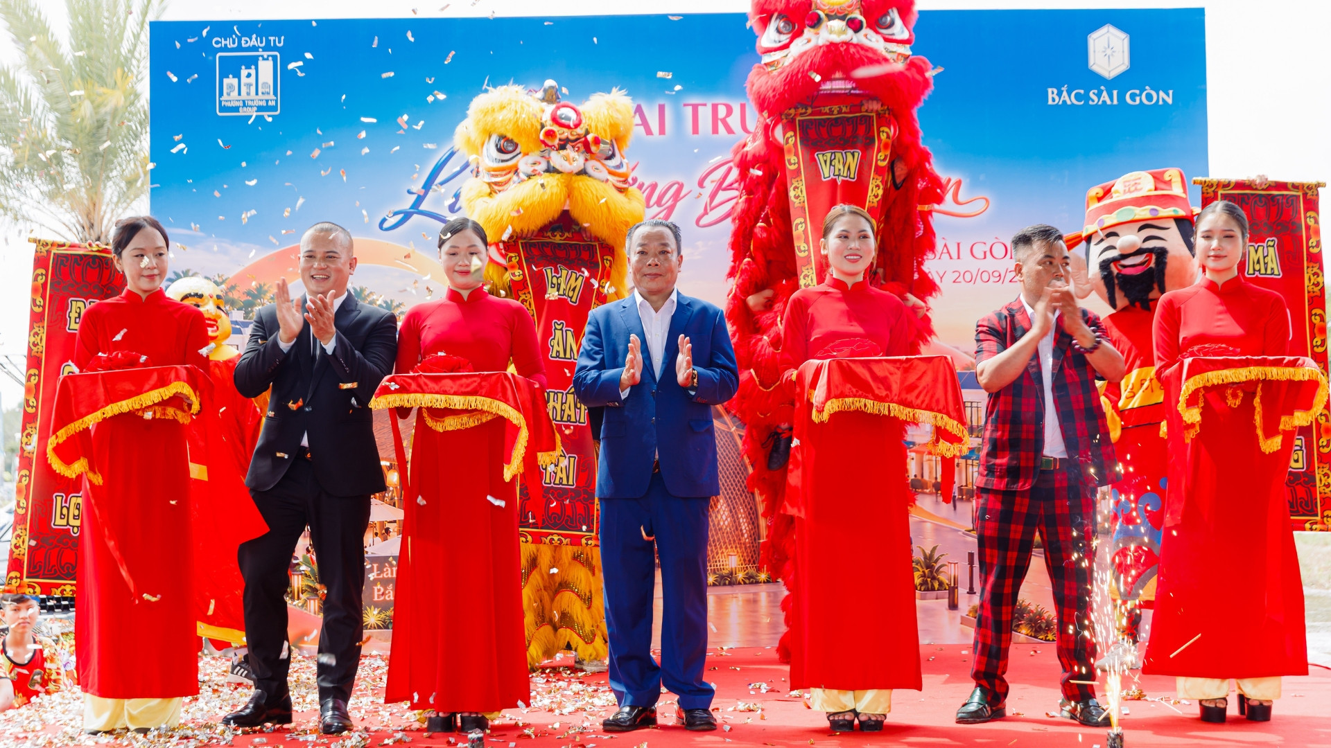 Chủ đầu tư Phương Trường An cùng đầu bếp Hưng Baba và nghệ sỹ Phan Phúc Thắng cùng cắt băng khánh thành Nhà hàng Làng nướng Sài Gòn. Ảnh: Phương Trường An