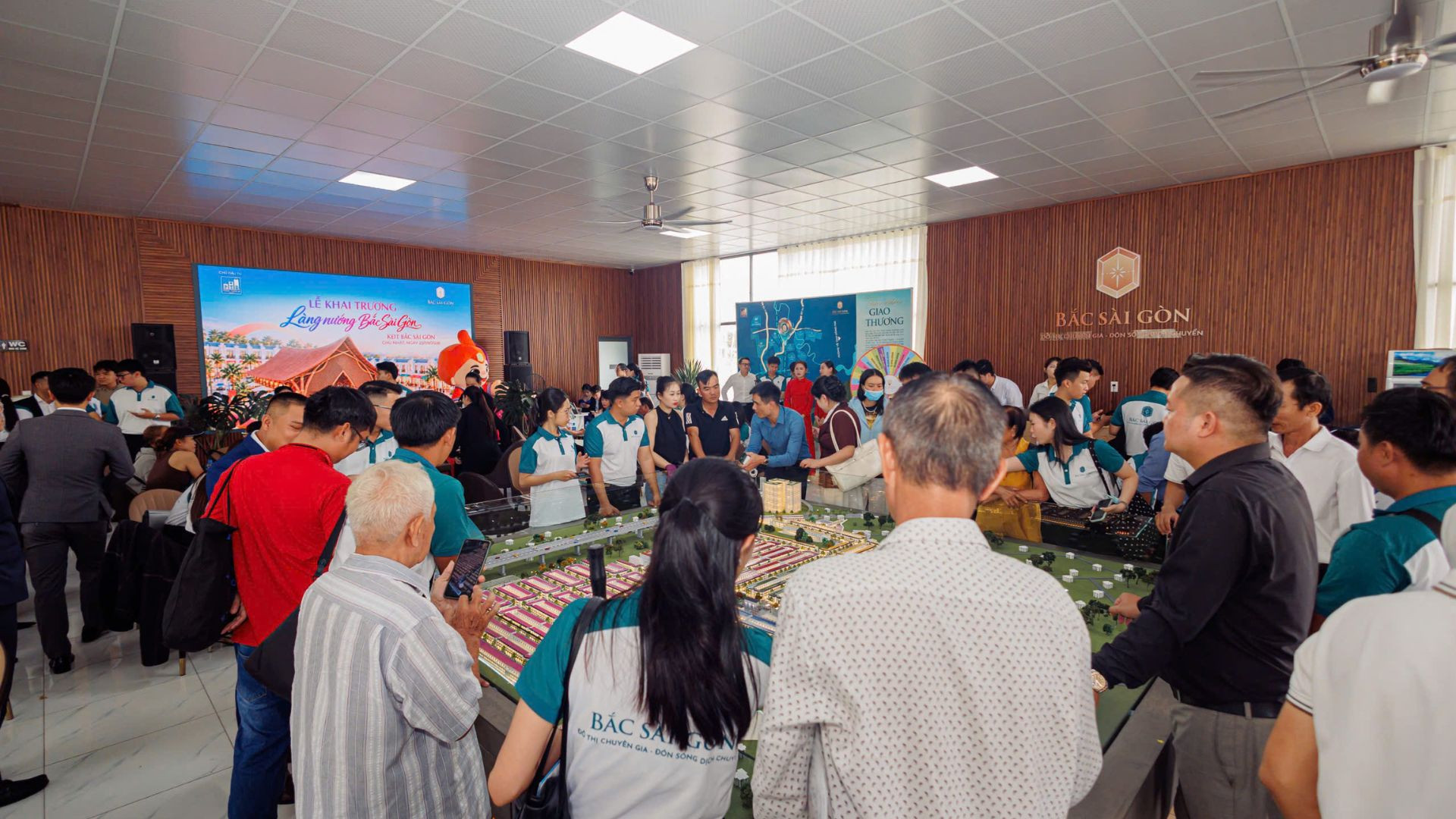 Khách tham dự tại sự kiện khai trương các tiện ích Khu đô thị Bắc Sài Gòn.