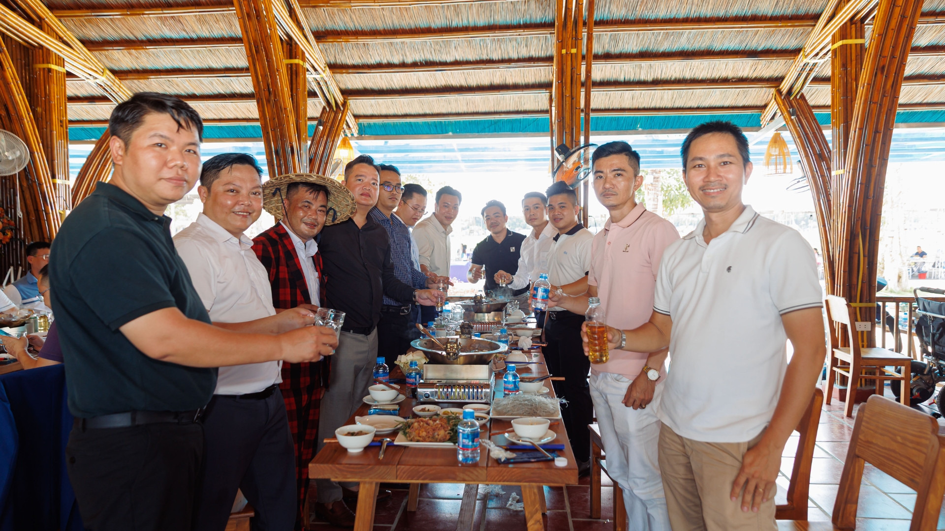 Không cần đi xa, cư dân cùng bạn bè có thể hội họp ngay tại Nhà hàng Làng nướng Bắc Sài Gòn. Ảnh: Phương Trường An